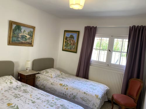 Maison de maître Les toiles à Elise Avignon Provence Location Chambre Soleil Climatisation Spacieux Piscine Jardin Calme Cigales Platane Fraîcheur Tableaux Semaine Week-end Détente 