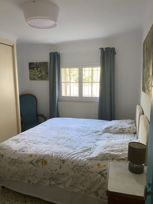 Maison de maître Les toiles à Elise Avignon Provence Location Chambre Soleil Climatisation Spacieux Piscine Jardin Calme Cigales Platane Fraîcheur Tableaux Semaine Week-end Détente 