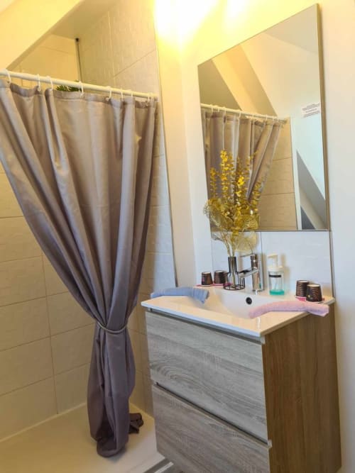 salle d'eau partagée aux chambres Orchidée & Occitane