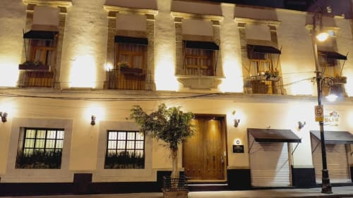 Fachada del hotel Casa Donceles iluminada por la noche, Ciudad de México - edificio colonial con balcones