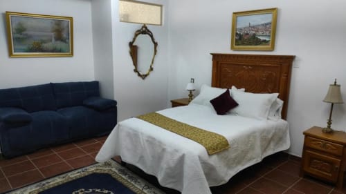 Habitación matrimonial con sillón para descansar.