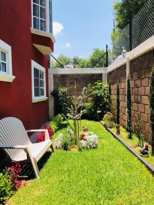 Jardín para reposar, pensar y leer en el Hotel Casona Mashei.