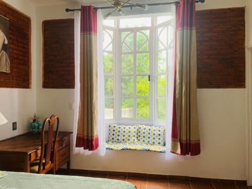 Mirador romántico y escritorio de una habitación Junior Suite.