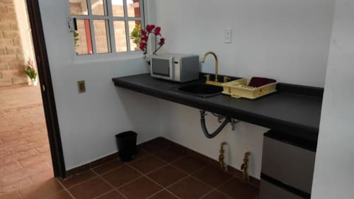 Detalle del área de cocina en habitación matrimonial para dos personas.