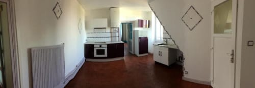 Cuisine moderne et séjour aux gîtes de Flo, Saint Ennemond, avec mobilier sombre et sol marron