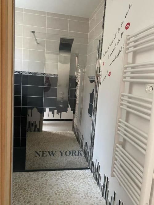Salle de bain moderne aux gîtes de Flo avec décoration murale panorama de New York et carrelage noir et blanc contemporain