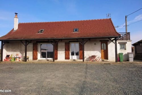 Villa Les gîtes de Flo à Saint Ennemond, toiture en terre cuite, murs blancs et vue sur le jardin