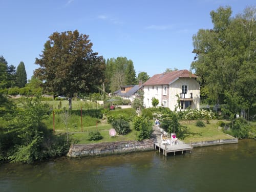 Clairseine riverside cottage in Tournedos-sur-Seine with garden, dock, and lush greenery along the Seine river