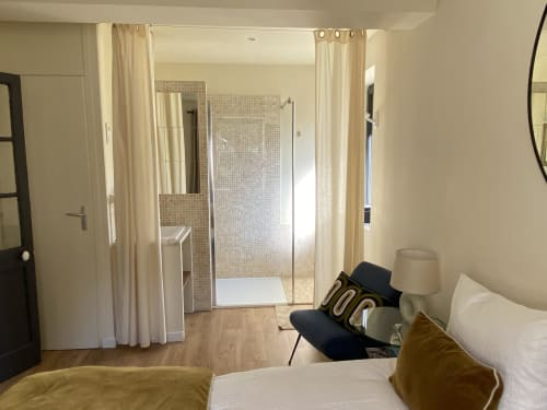 Clairseine cottage bedroom with ensuite Italian shower and garden view, Tournedos-sur-Seine