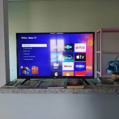 TV Roku Philco exibindo apps de streaming no apartamento da Pousada Serra Azul, Juquiá