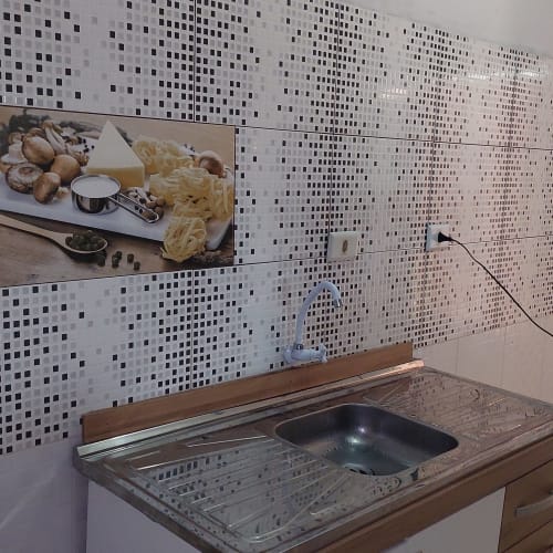Cozinha da Pousada Serra Azul com azulejo branco, pia em aço inoxidável e bancada de preparo em Juquiá.
