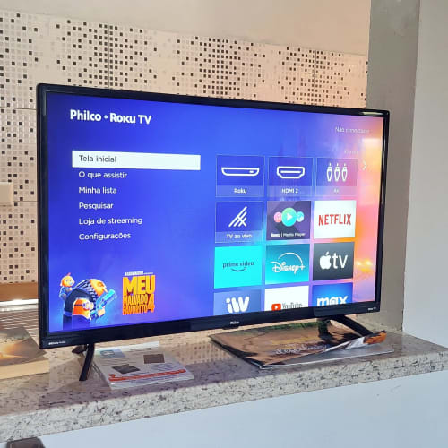 TV Philco Roku exibindo apps de streaming no apto da Pousada Serra Azul com vista para a cidade de Juquiá