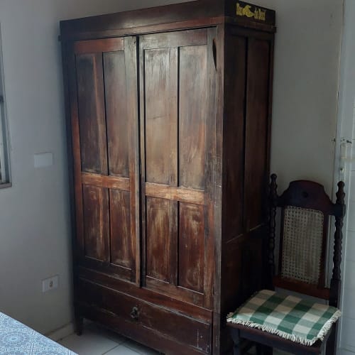 Guarda-roupa e cama antigos na Pousada Serra Azul, aconchego rústico com vista da cidade em Juquiá