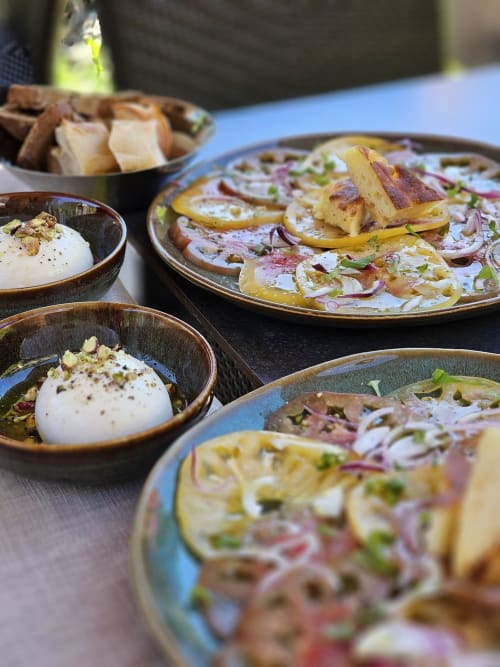 "Salade mozzarella bufala et tomates fraîches, spécialité de restaurant à Vars Les Claux."
