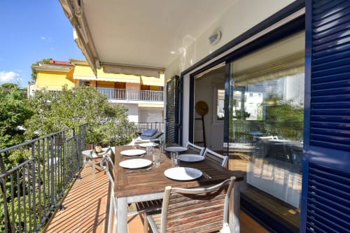 Terraza de comedor al aire libre en Finques Garcia Enrich en Palafrugell con mesa preparada y vistas al Mediterráneo