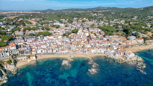 Vista aèria del poble costaner de Palafrugell amb platja, aigües turqueses i paisatge mediterrani