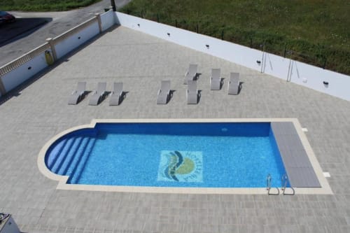 Piscina de Apartamentos Los Gemelos en Foz con tumbonas y zona de solárium