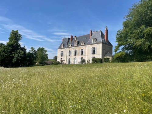 Façade du Château de Vaux Morvan entourée de champs et de nature préservée au cœur du Morvan