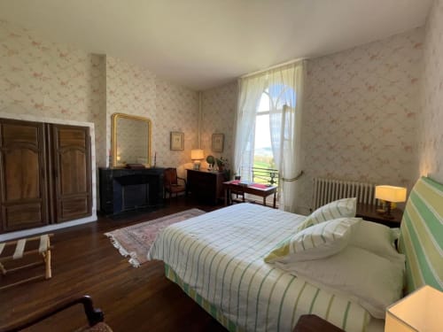 Chambre Châtaignier avec lit double et salle de bain avec baignoire au Château de Vaux Morvan