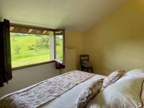 Comfortable double room in Maison Montcharmont at Château de Vaux Morvan, peaceful and cozy