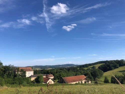 Private rental of gîtes at Château de Vaux Morvan for group stays and shared moments