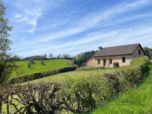 Maison Montcharmont at Château de Vaux Morvan, countryside house surrounded by peaceful nature