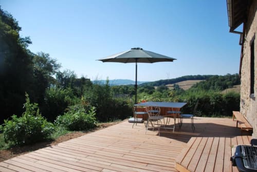 Equipped terrace at Montcharmont Gîte, Château de Vaux Morvan, outdoor dining and relaxation space