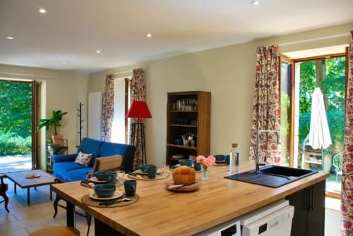 Salon du Gîte de la Tour avec confort moderne et décoration chaleureuse