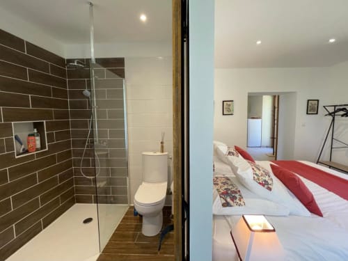 Modern ensuite bathroom and bedroom at Château de Vaux Morvan B&B in Étang sur Arroux, France