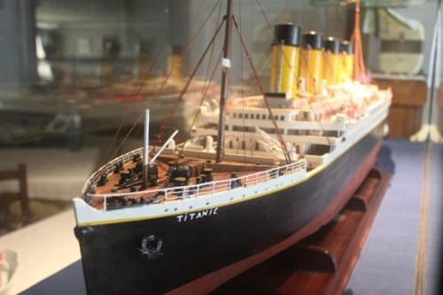 Maqueta a escala del buque Titanic expuesta en el Hotel Rego Foz de Foz, Lugo, España