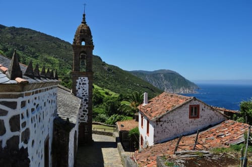 Casa Rural San Andrés de Teixido con campanario de piedra con vistas a la costa gallega, A Coruña