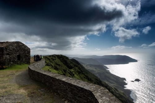 Ruinas de piedra en Casa Rural San Andres de Teixido con vistas a acantilados costeros dramáticos y océano Atlántico, Galicia