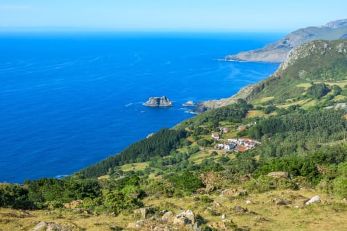 Pueblecito costero entre montañas verdes con vistas al océano azul, Casa Rural San Andres de Teixido, Galicia