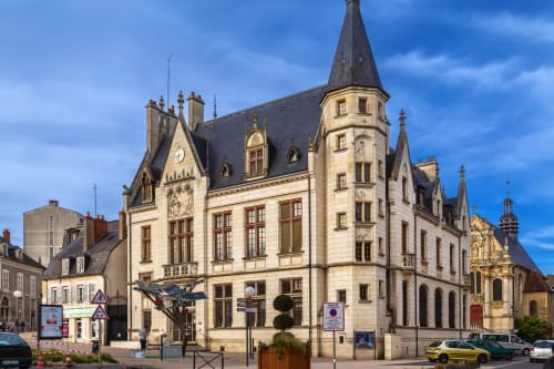 Château historique en pierre avec tourelles à Saint Ennemond, France - Gîtes de Flo