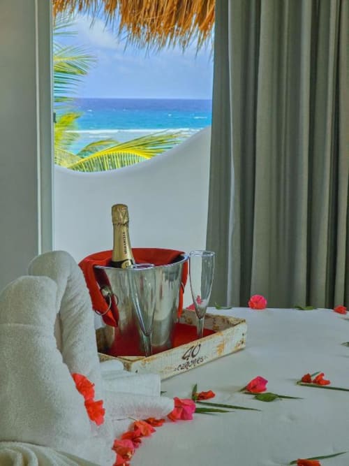 Lujosa habitación frente al mar en el Hotel 40 Cañones de Mahahual con champagne, flores tropicales y vistas al Mar Caribe