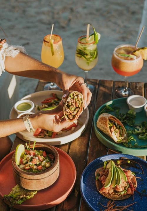 Coloridos cócteles y tacos de comida callejera mexicana en el Hotel 40 Cañones de Mahahual