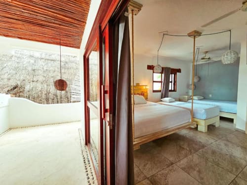 Habitación tropical del Hotel 40 Cañones en Mahahual con cama de dosel, vista al océano y patio abierto