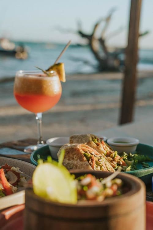 Cóctel tropical y tacos en la terraza frente al mar del Hotel 40 Cañones en Mahahual con vista al océano