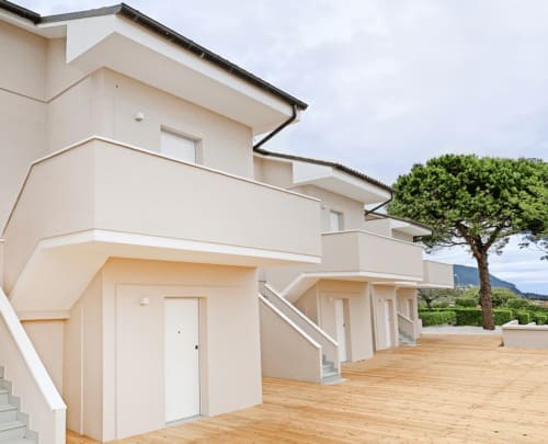 Moderni appartamenti fronte mare con terrazza in legno presso Residence Balconi del Conero, Marcelli, Italia