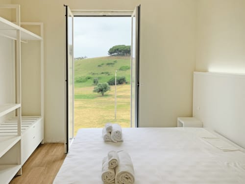 Camera moderna della Residence Balconi del Conero con terrazza panoramica sulla campagna toscana