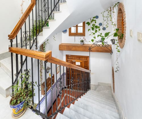 Escalera interior andaluza con encanto.

