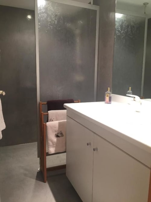 Salle de bain moderne avec vasque blanche, douche vitrée et porte-serviettes aux Chambres d'hôtes le Grand Bienfaisy