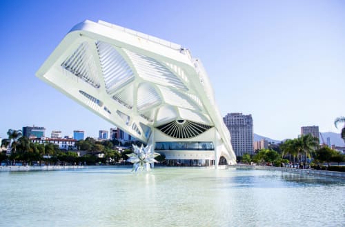 Edifício branco moderno com arquitetura em forma de concha à beira-mar no Rio de Janeiro, Brasil