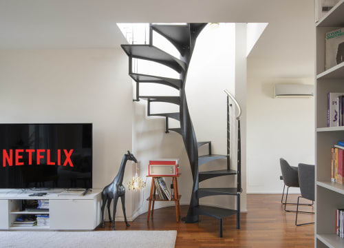 Moderno loft milanese con scala a spirale, Netflix, libreria e arredamento contemporaneo presso GIRESIO 41 B&B