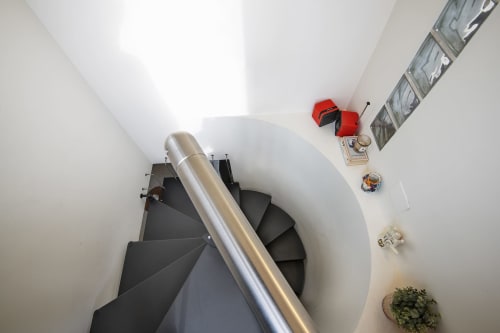 Elegante scala a spirale con ringhiera in metallo presso la boutique hotel GIRESIO 41 a Milano