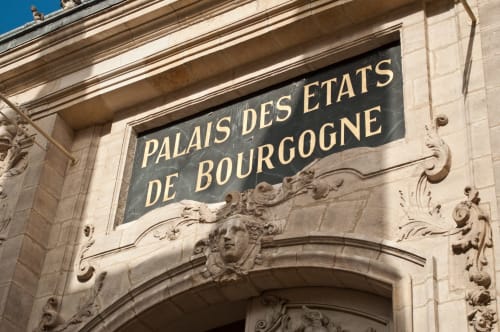 Façade de pierre ornementée du Palais des États de Bourgogne à Dijon, France près de la Maison Rinette