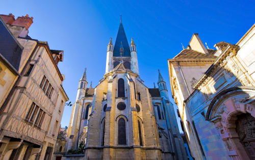 Église gothique aux murs bleus dans le centre historique de Dijon, près du gîte Maison Rinette