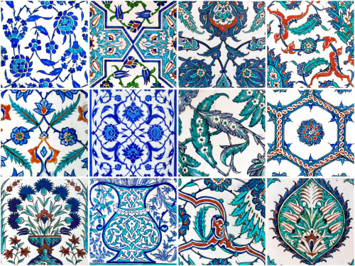 Carrelages céramiques islamiques traditionnels aux motifs floraux bleus, turquoise et orange aux gîtes de Flo, Saint-Ennemond