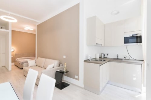 Modernes Studio-Apartment in den Magnolia Apartments Mailand mit offener Küche, Essbereich, Wohnzimmer und Schlafzimmer