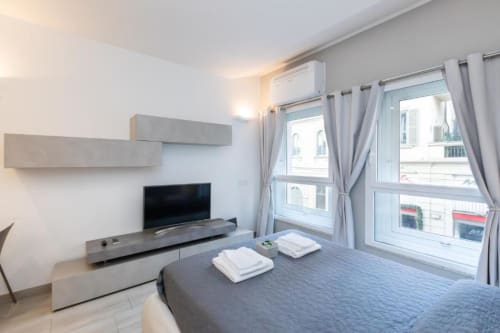 Modernes Schlafzimmer in der Magnolia Apartments Milan mit Stadtblick, Flachbildfernseher und Kitchenette